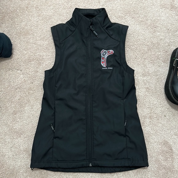 Stormtech vest with indigenous art - Picture 3 of 4